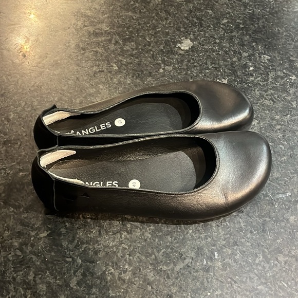 Classic Black Women's Flats - Picture 3 of 7